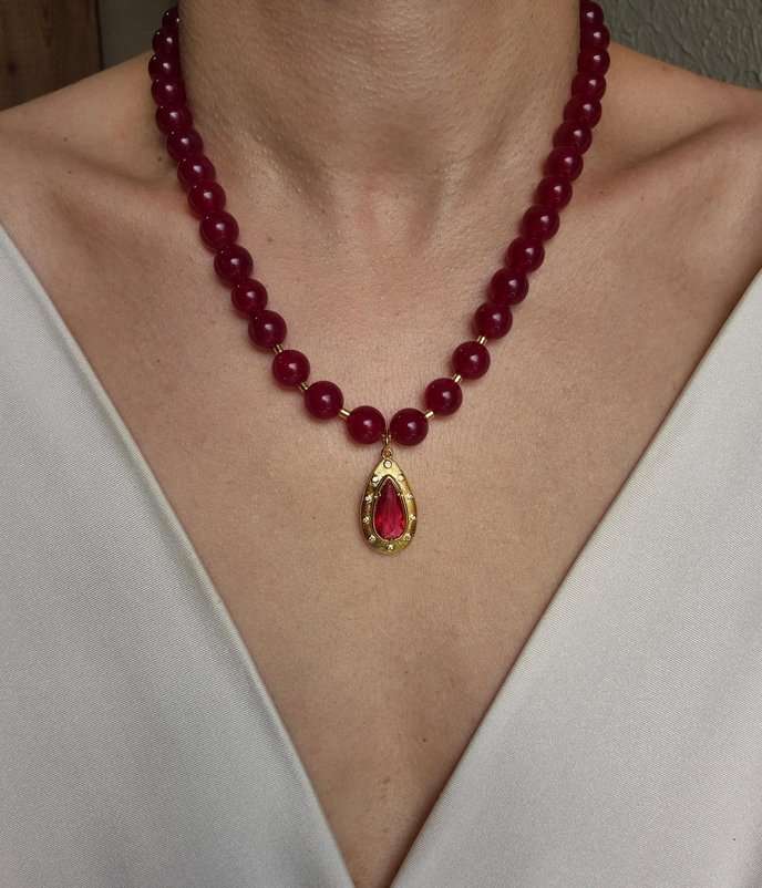Colar pedras vermelhas e pingente gota cristal