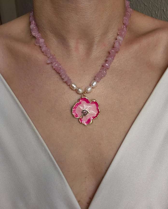 Colar quartzo rosa e pingente flor banhado a ouro 18k