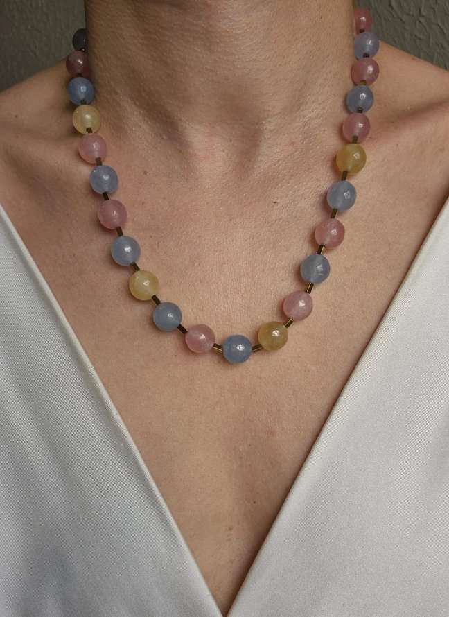 Colar pedras tons pastel e canutilhos hematita dourada