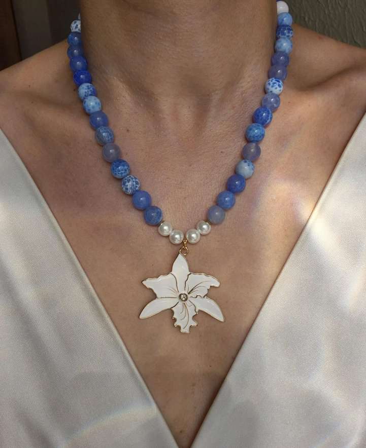 Colar ágata azul e pingente orquídea branca