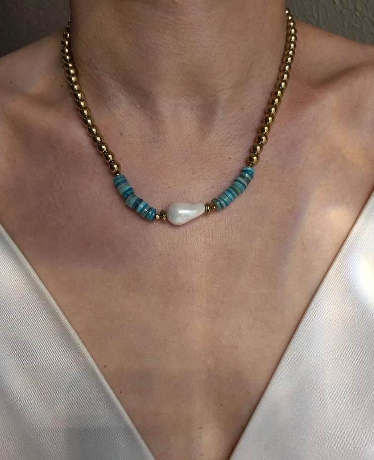 Colar hematita dourada madrepérolas azuis e pérola