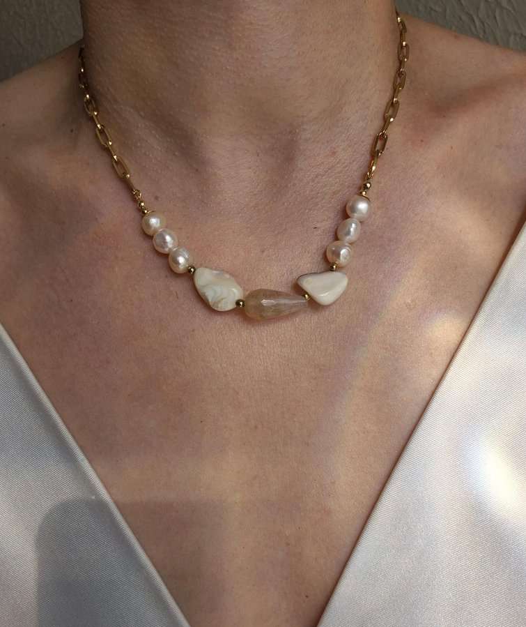 Colar corrente com pérolas e madrepérolas