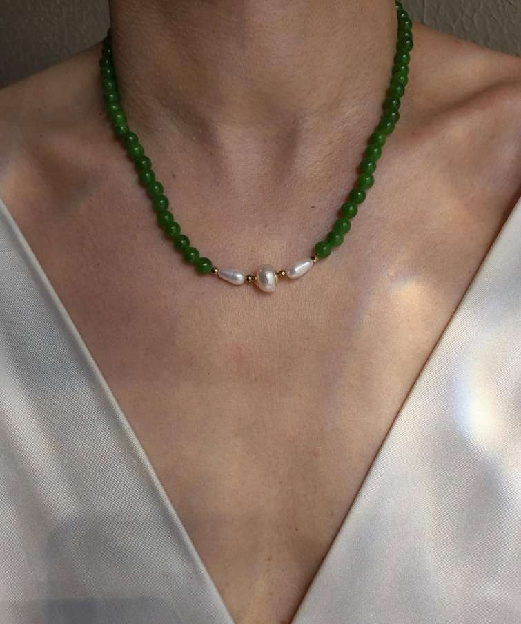 Colar pedras verdes e pérolas barrocas