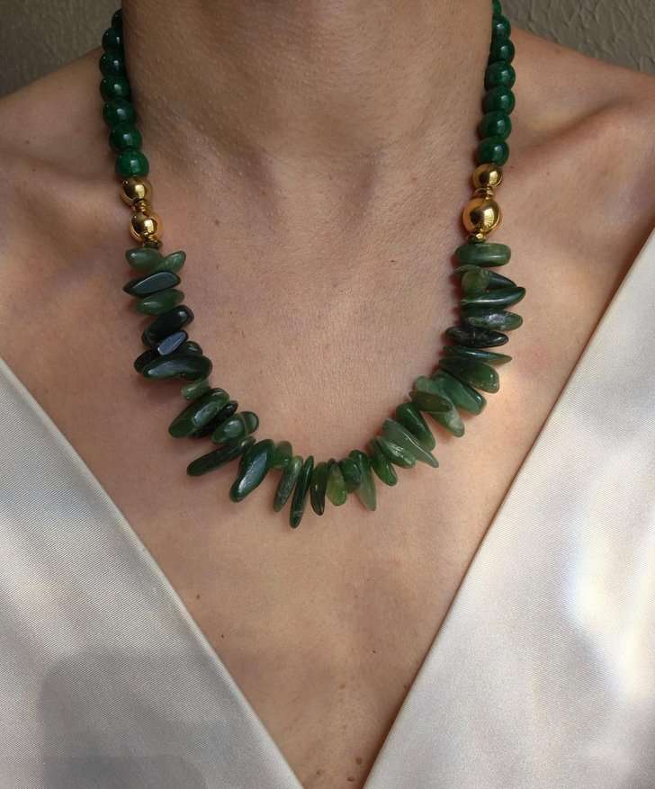 Colar pedras verdes assimétricas