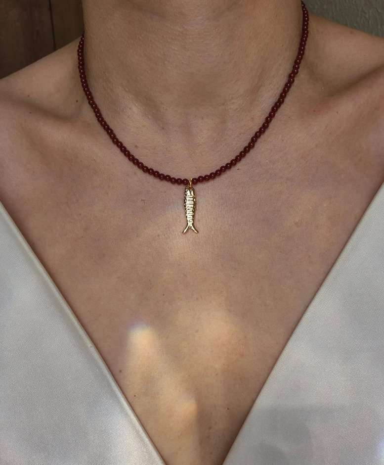 Chocker ágata cornalina e pingente peixe