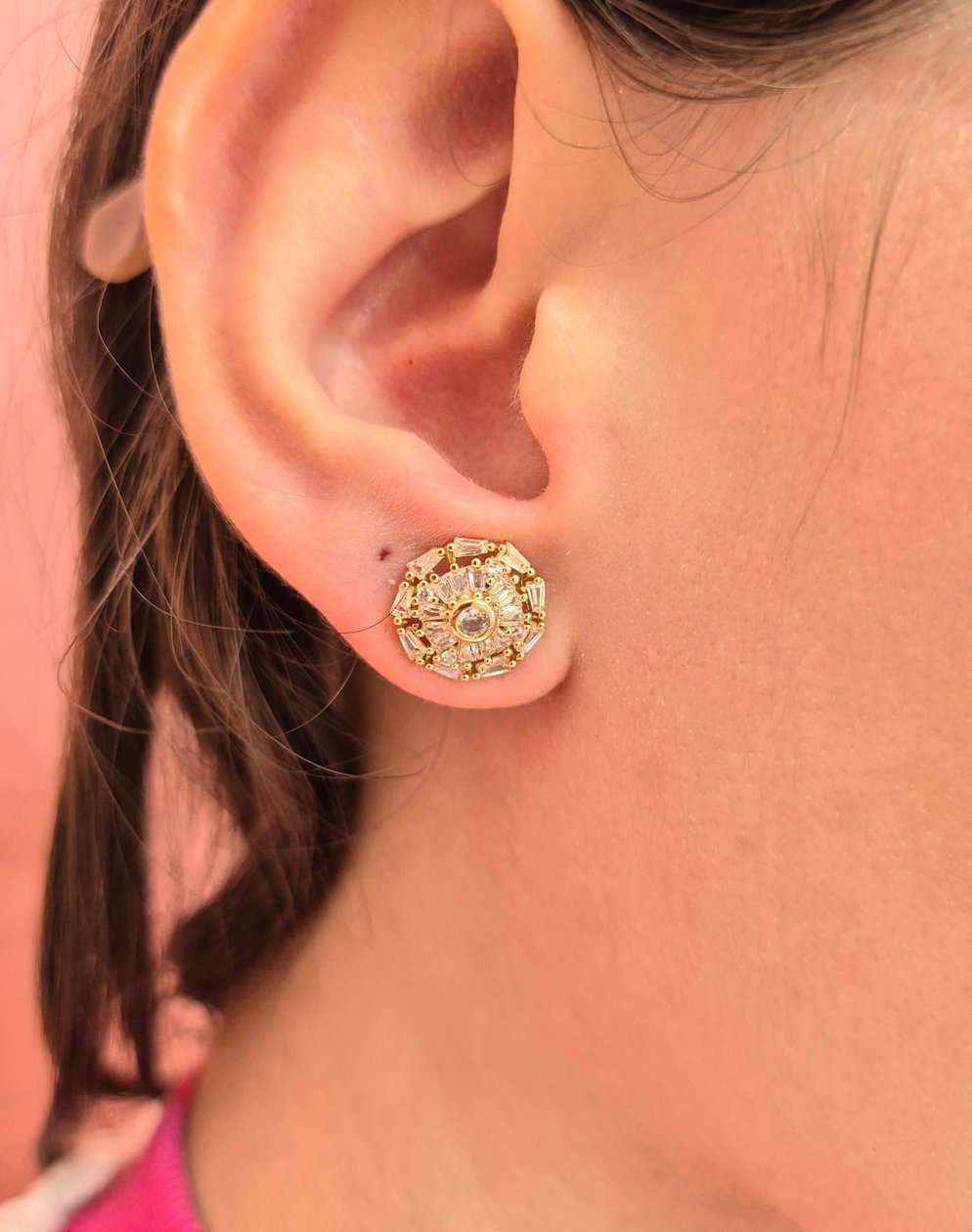 Brinco redondo com cristais banhado a ouro 18k