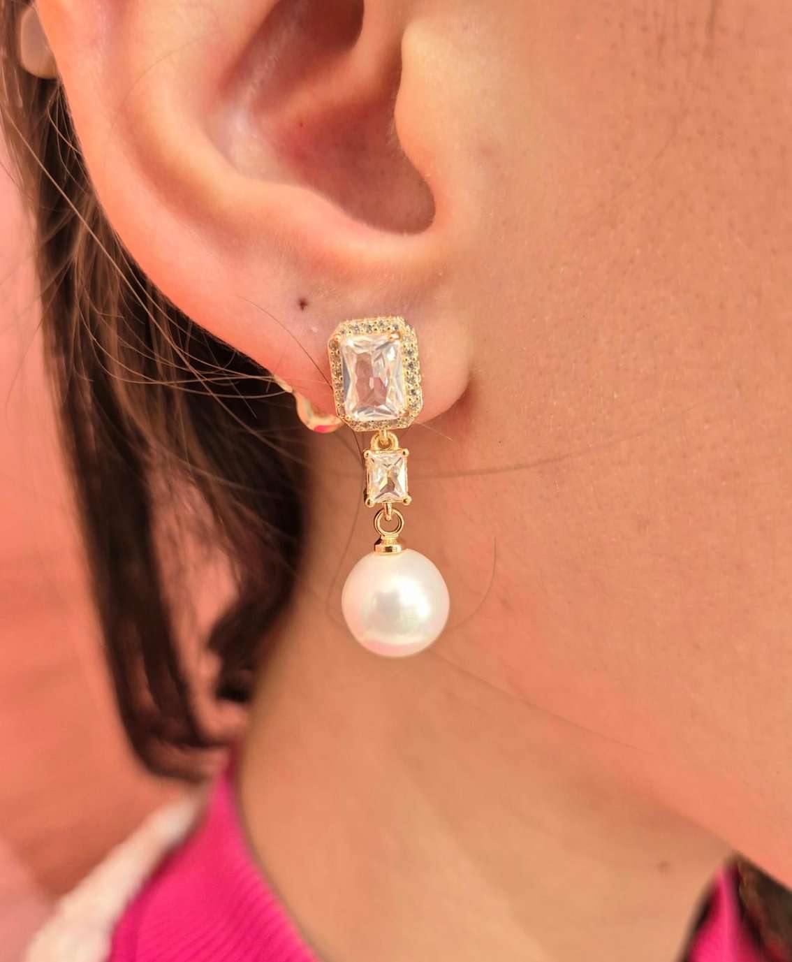 Brinco cristais e pérola shell banhado a ouro 18k