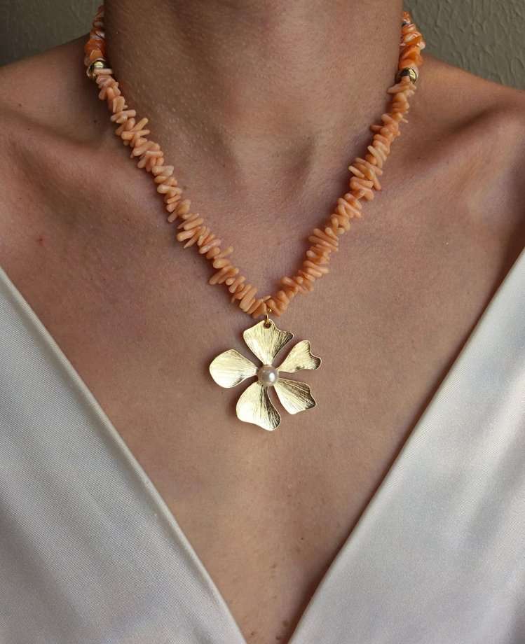 Colar coral laranja e pingente flor