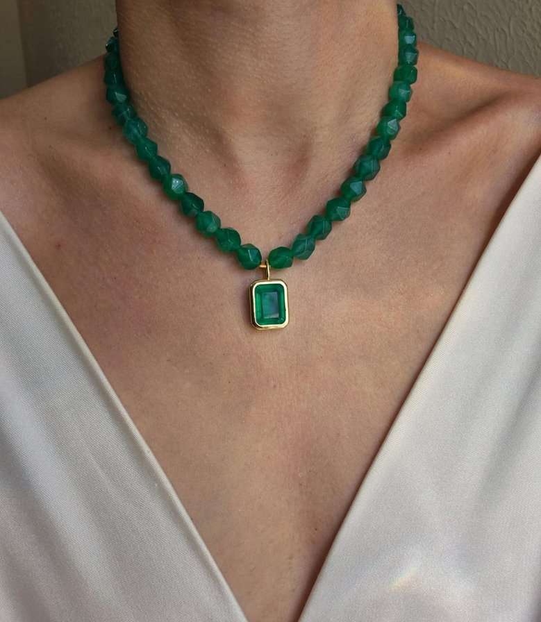 Colar pedras verdes facetadas e pingente retangular