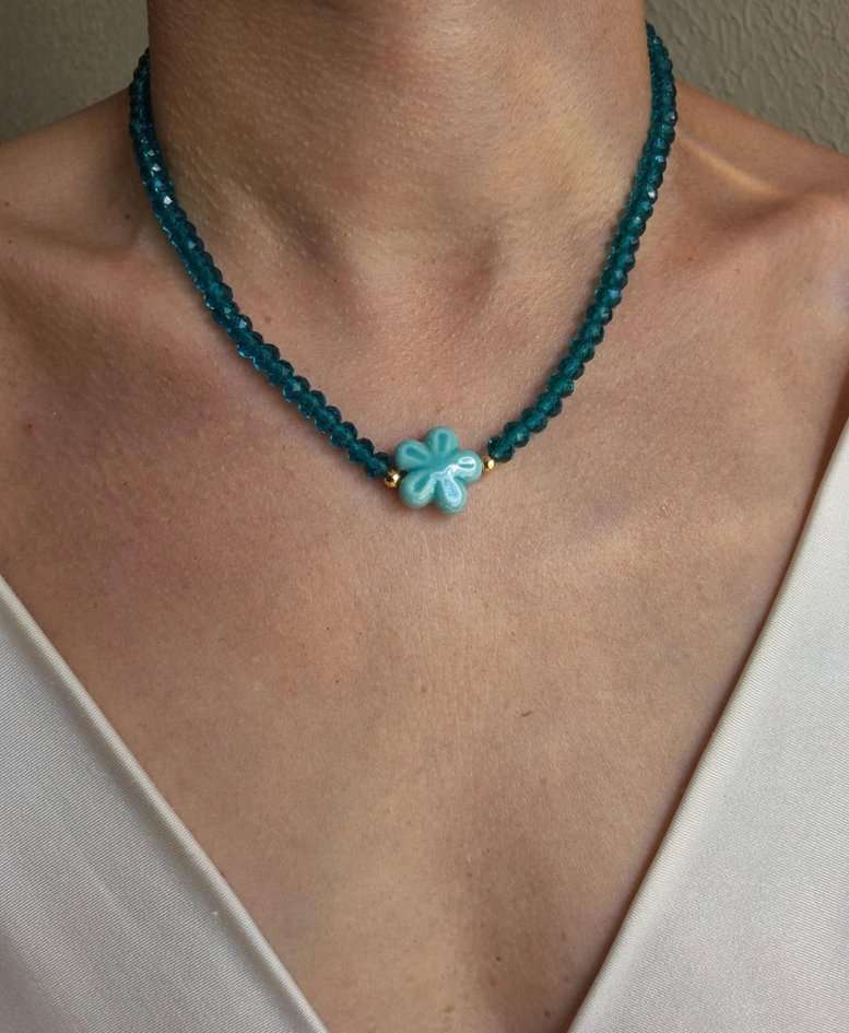 Colar cristais verde teal e flor cerâmica