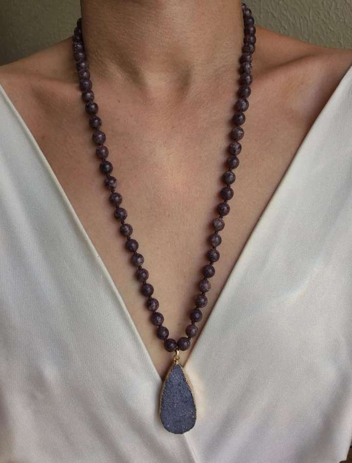 Colar longo jaspe marrom e pingente drusa