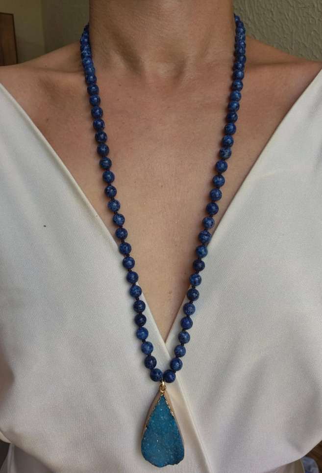 Colar longo jaspe azul escuro e pingente drusa