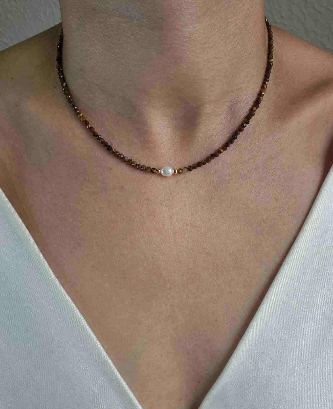 Chocker pedras olho de tigre facetadas e pérola barroca