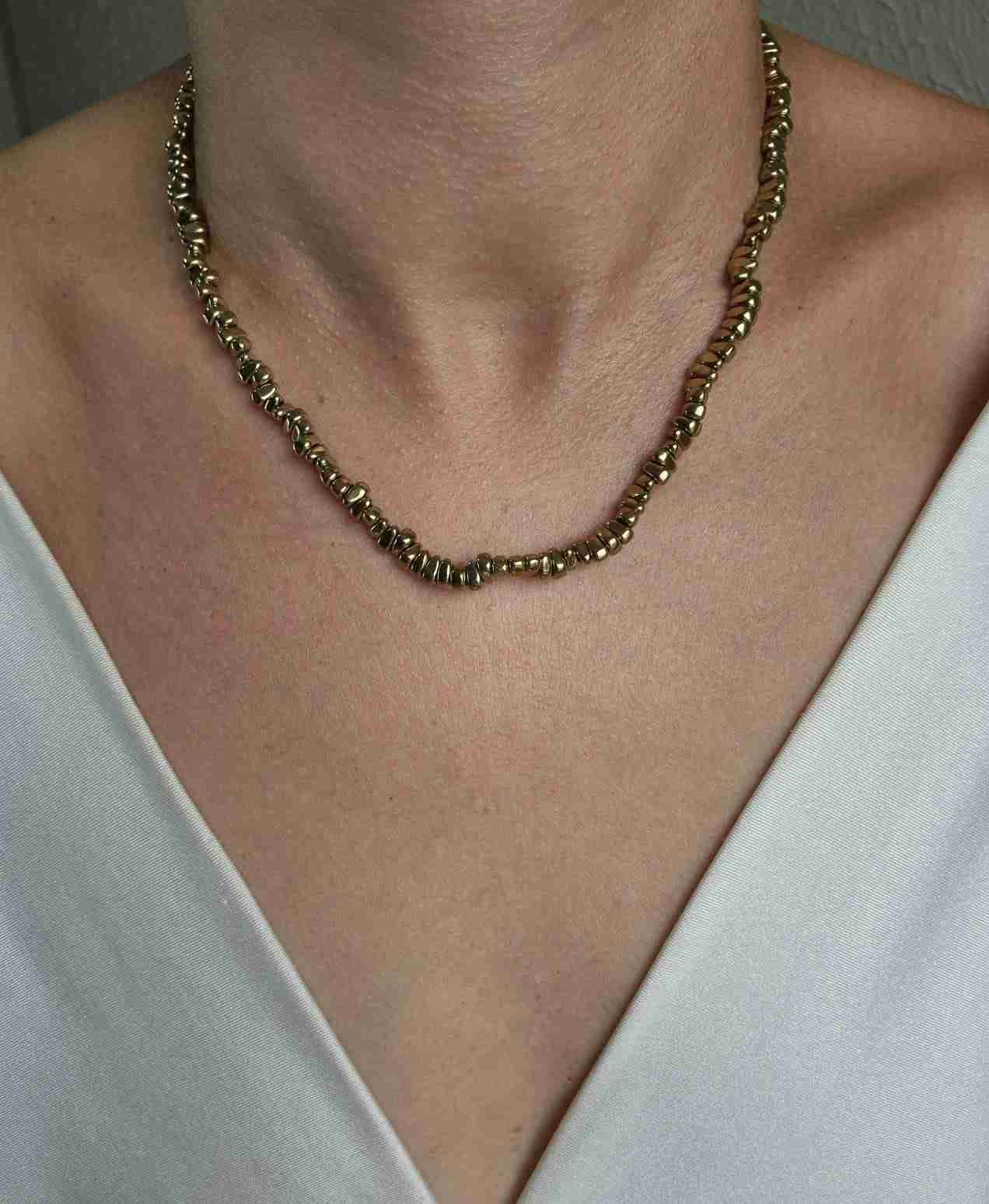 Colar hematitas assimetricas douradas