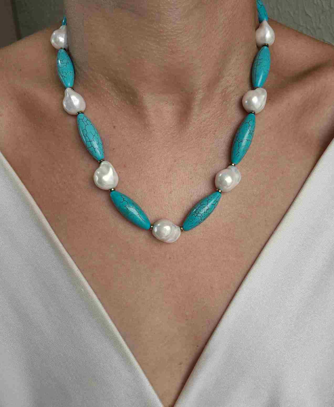 Colar mix pedras howlita turquesa e pérolas shell