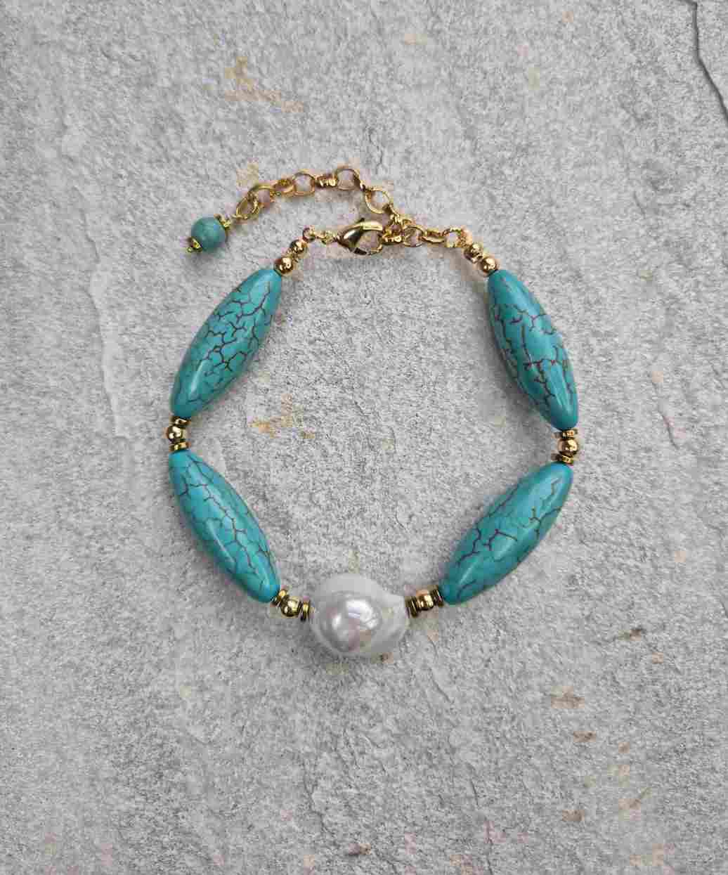 Pulseira pedras howlita turquesa e pérolas shell