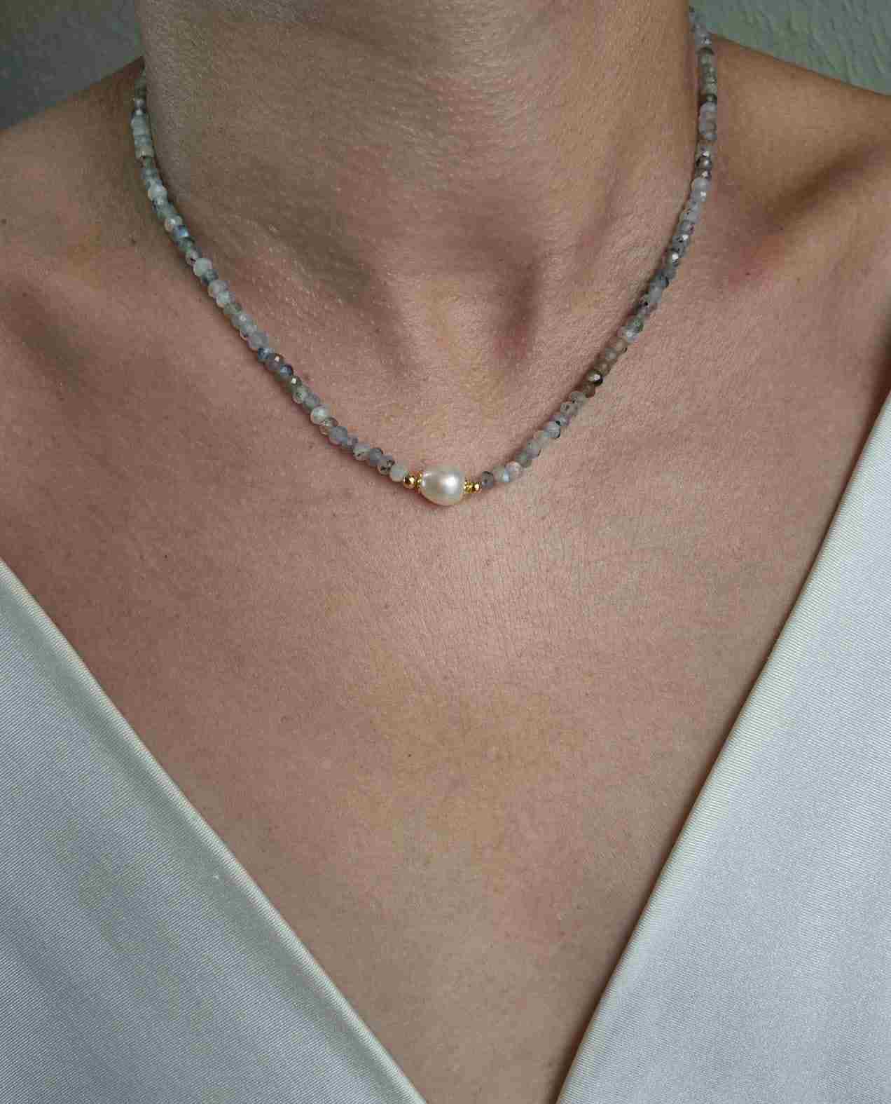 Colar labradoritas rondel facetadas e pérola barroca