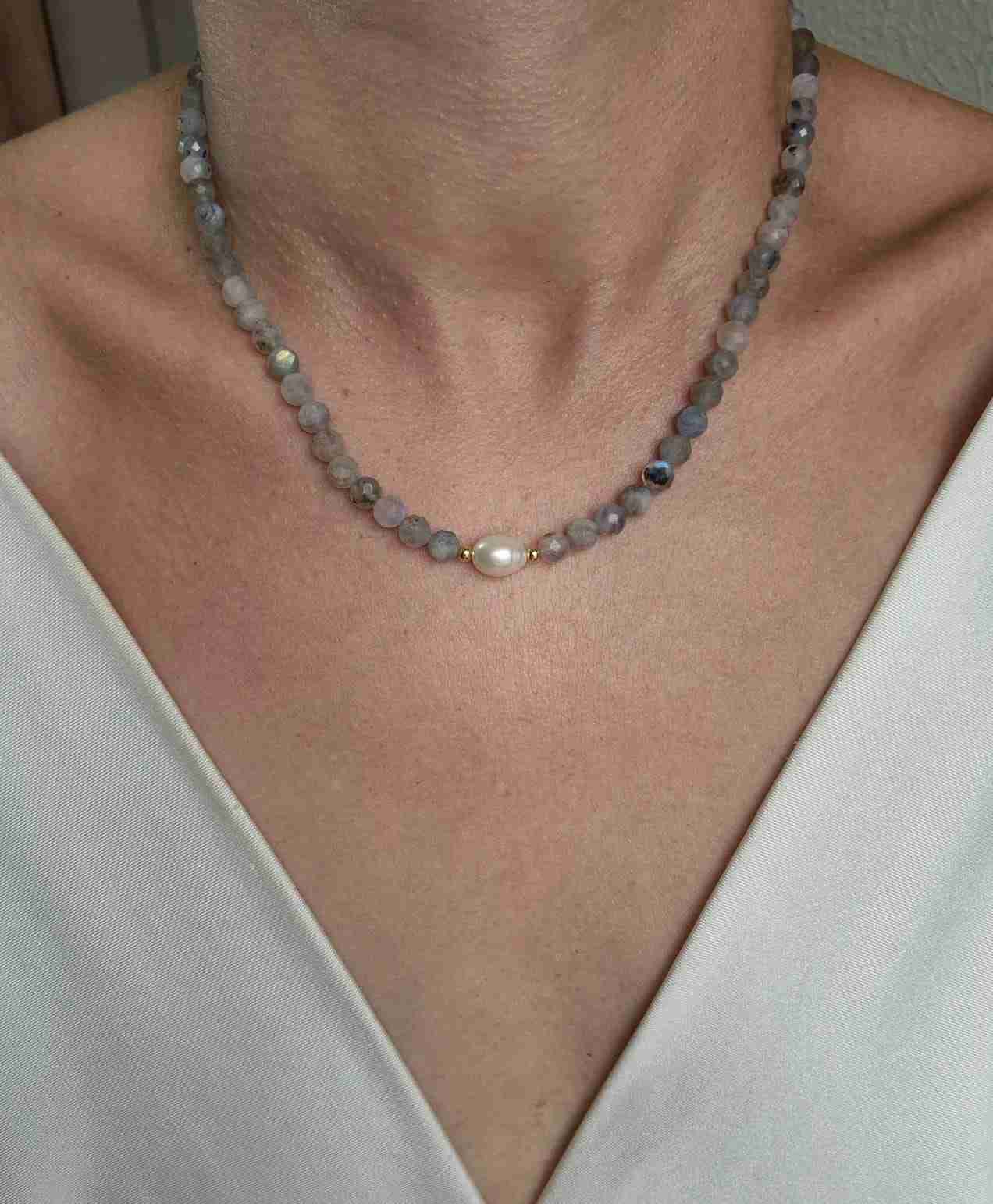 Colar labradoritas redondas facetadas e pérola barroca