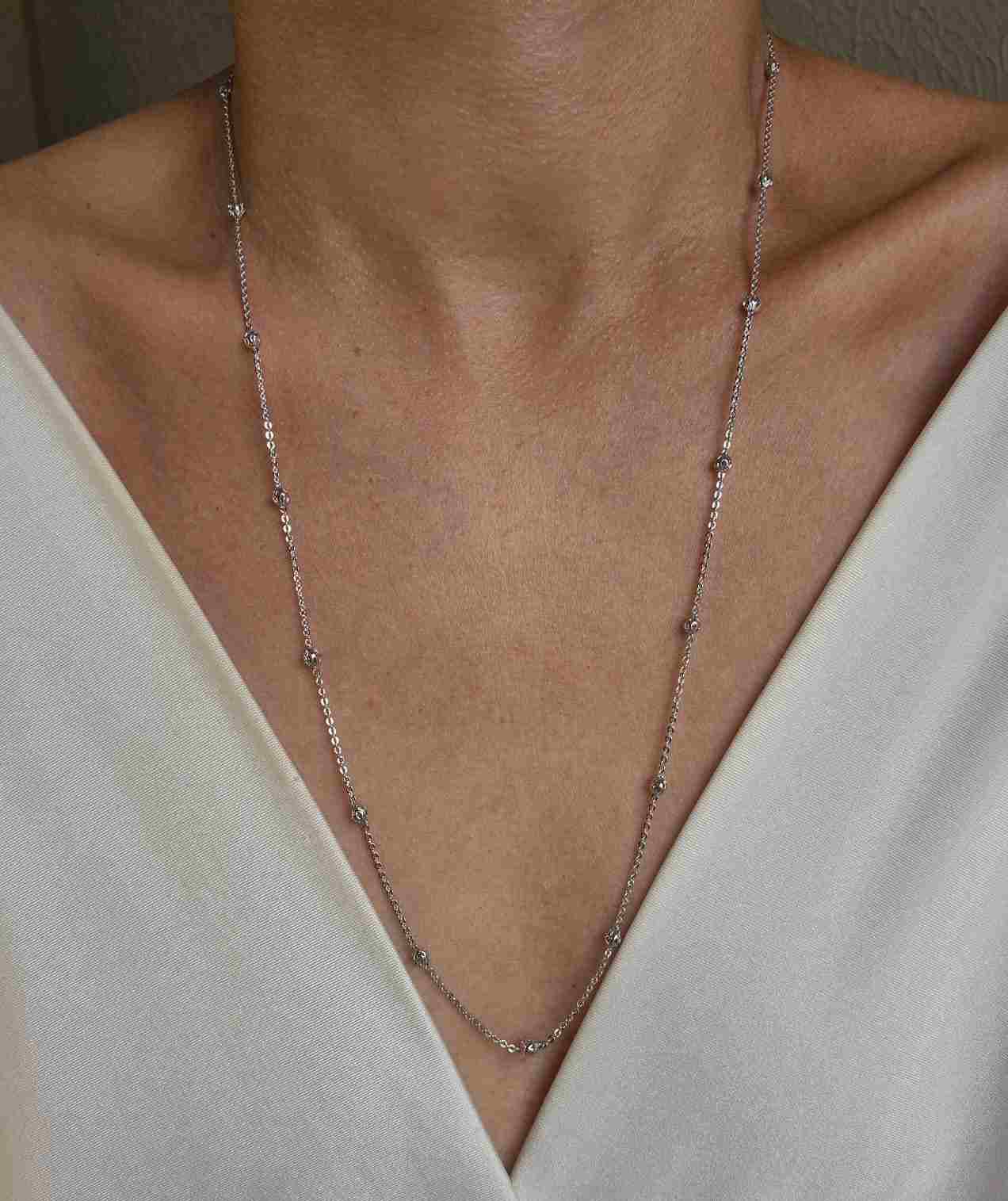 Colar longo corrente com bolinhas banhada a ródio