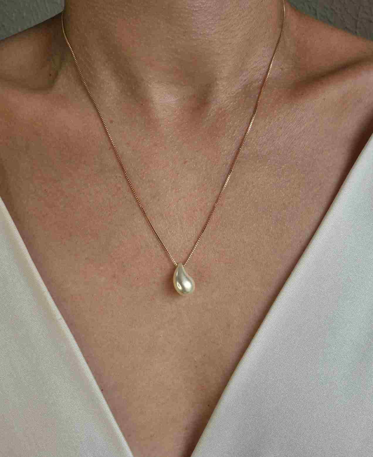 Colar pingente gota pérola banhado a ouro 18k