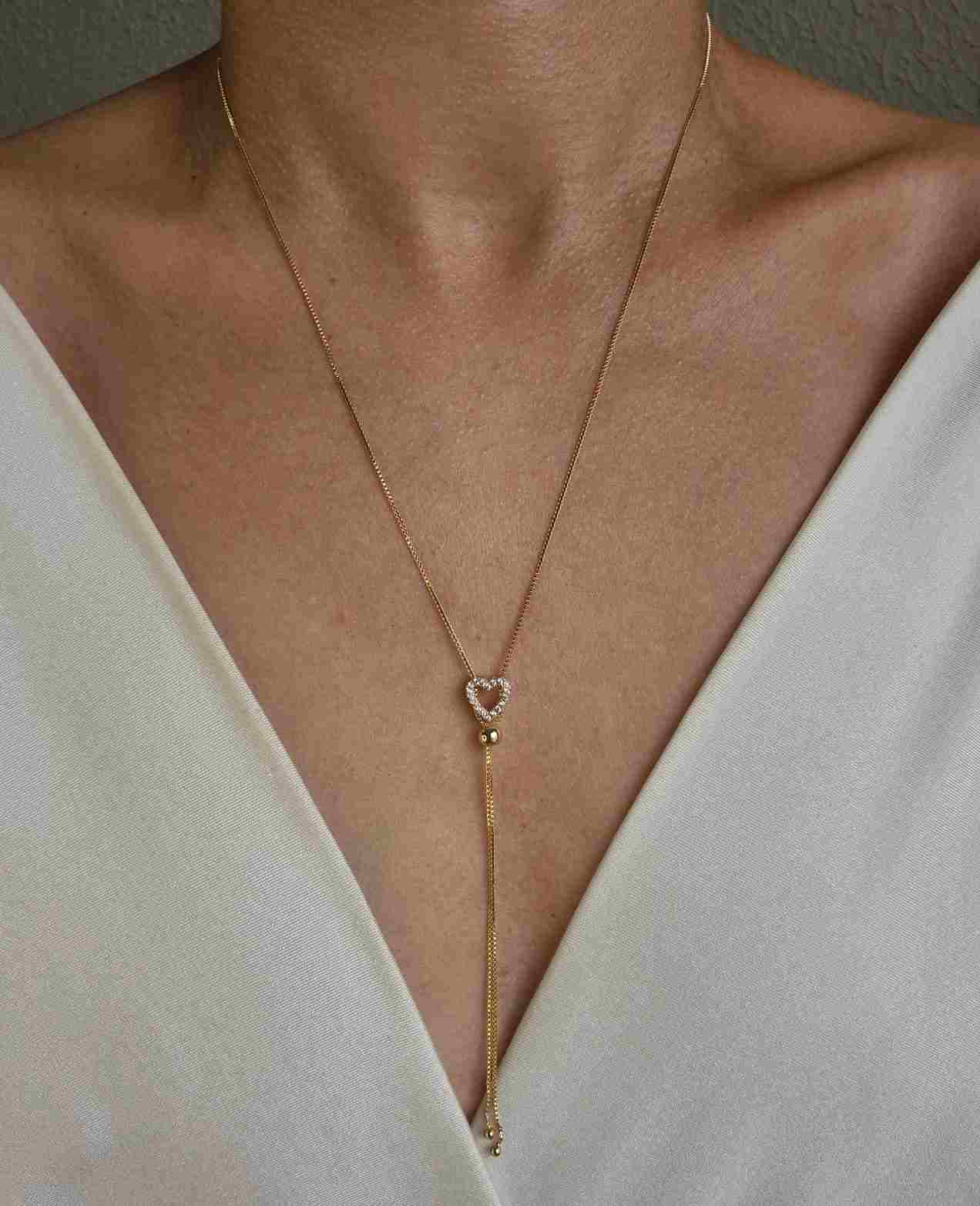 Colar gravatinha coração cravejado banhado a ouro 18k