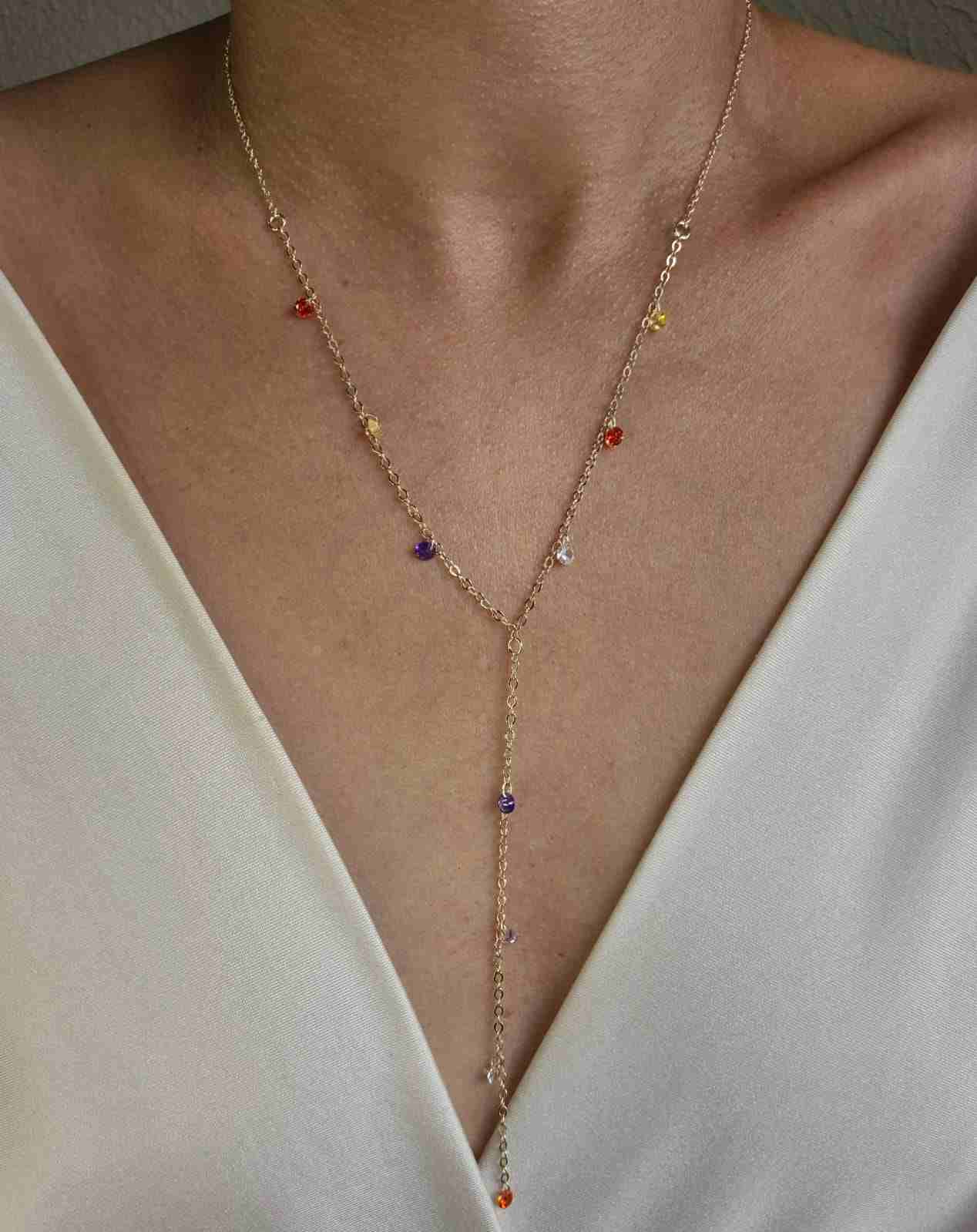 Colar gravatinha cristais coloridos banhado a ouro 18k