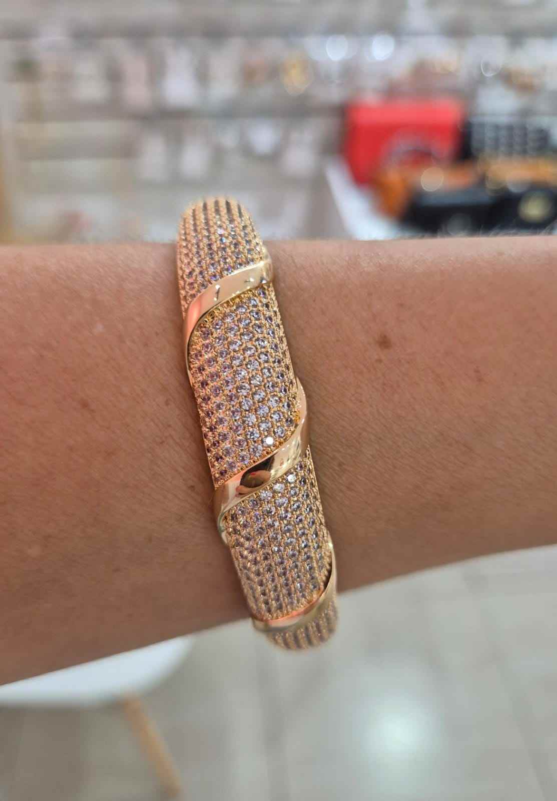 Bracelete largo cravejado dourado