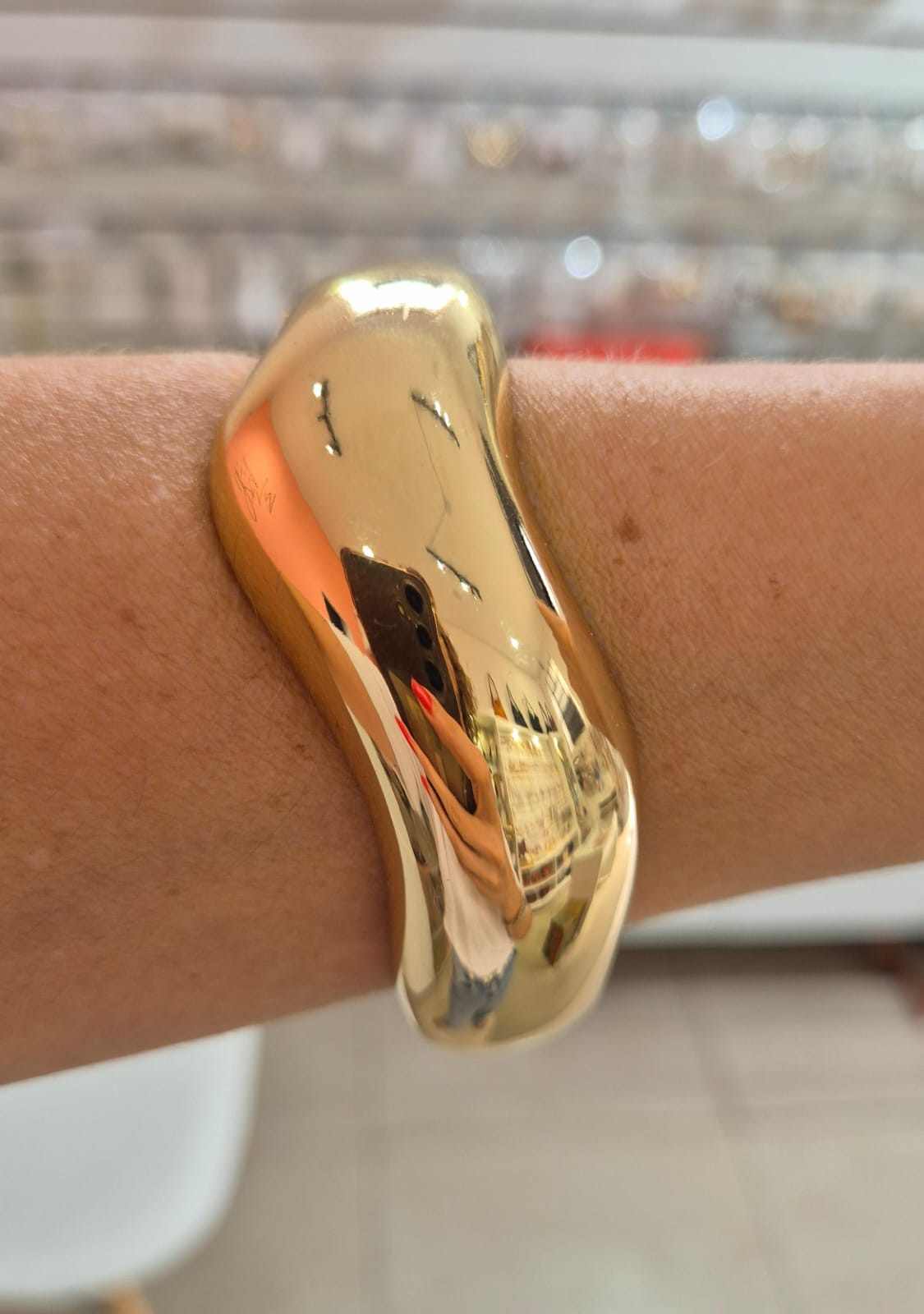 Bracelete largo curvo dourado