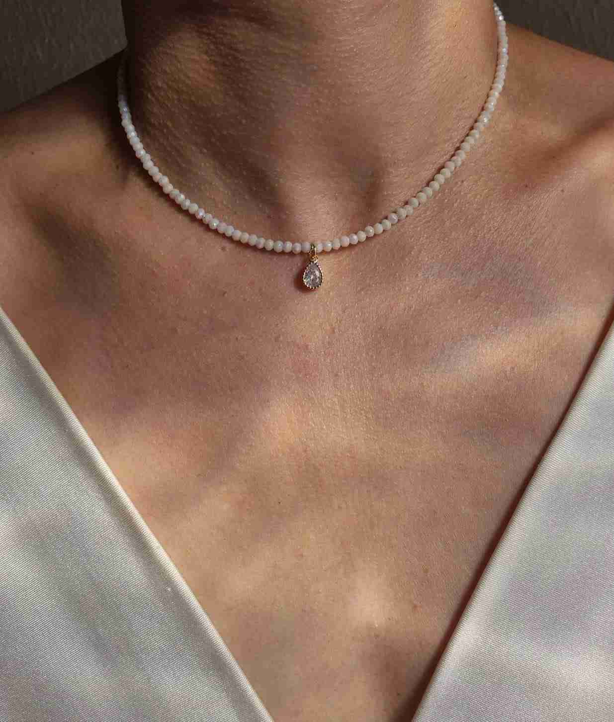 Chocker cristais nude e pingente gota