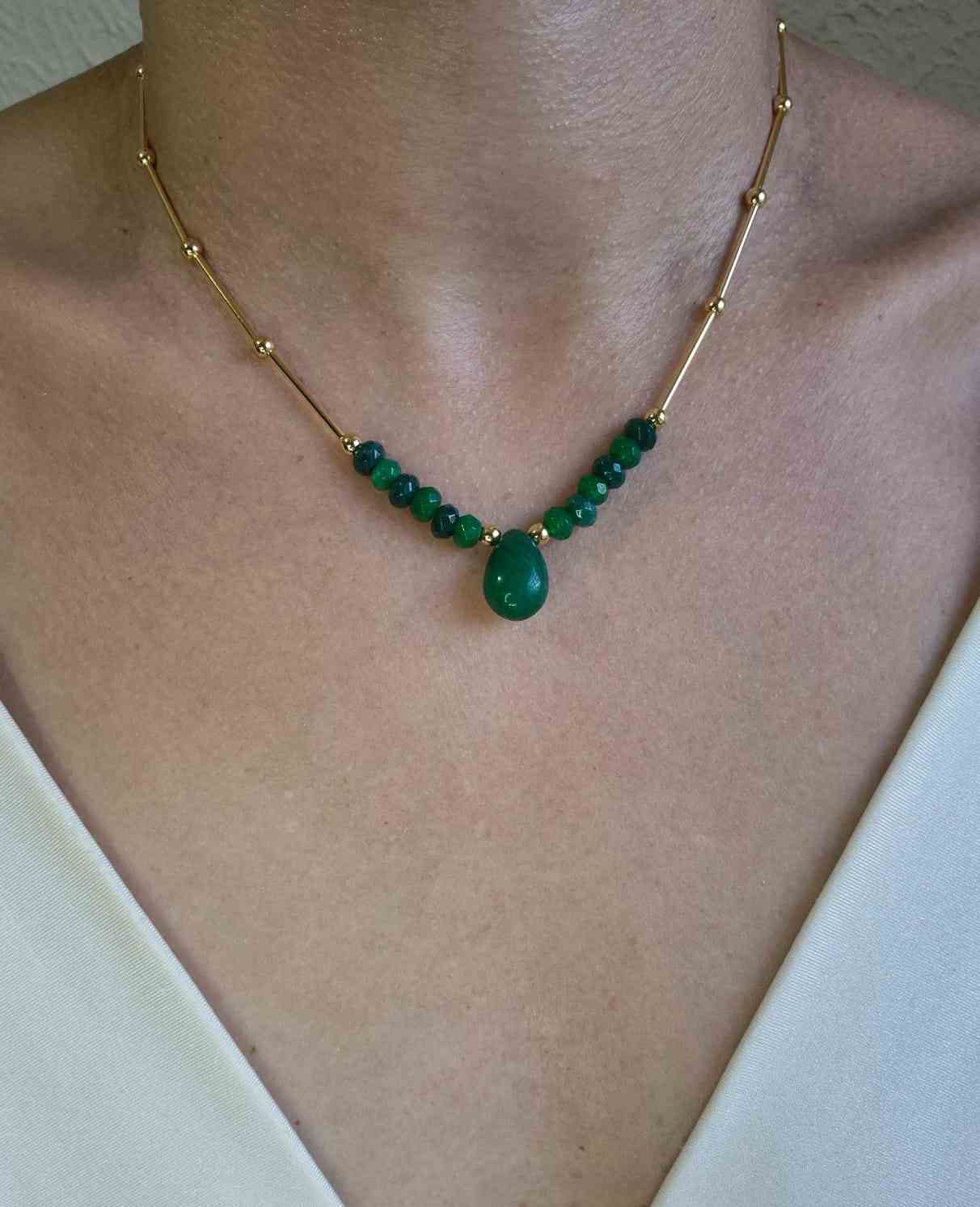 Colar canutilhos e jade com pingente gota