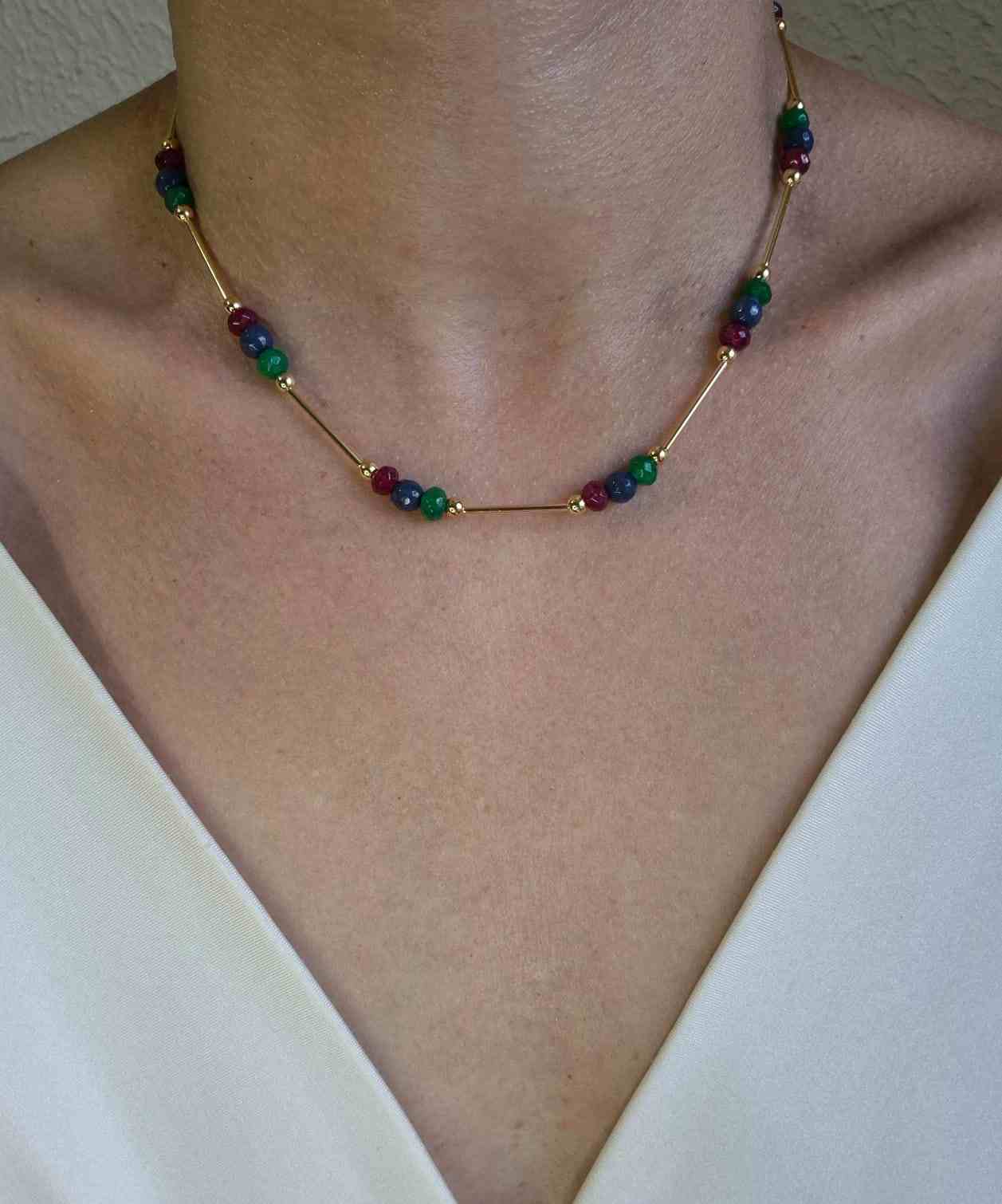 Colar canutilhos e pedras tricolor