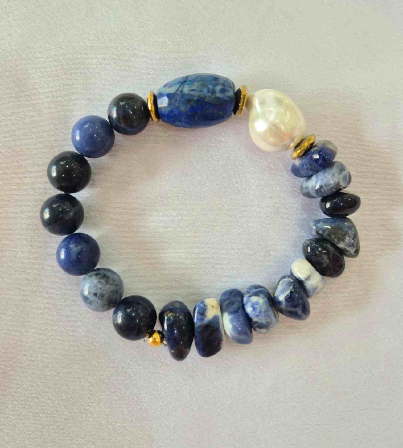 Pulseira sodalitas assimétricas e pérola shell