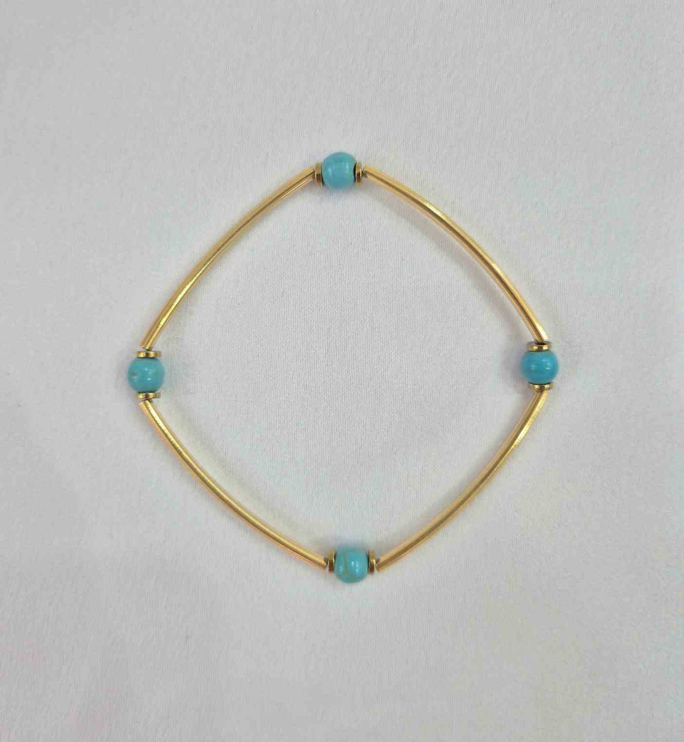 Pulseira canutilhos banhados a ouro 18k e howlita turquesa