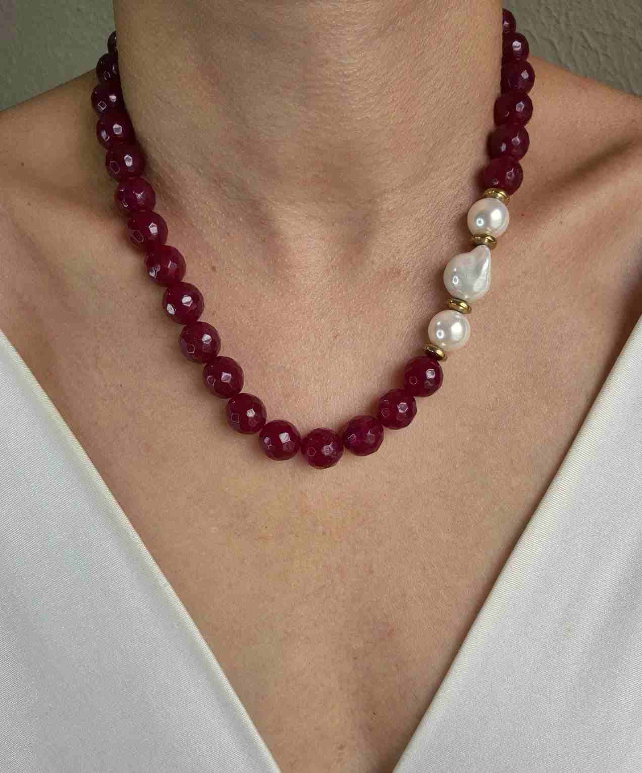 Colar jade vermelho e pérolas shell