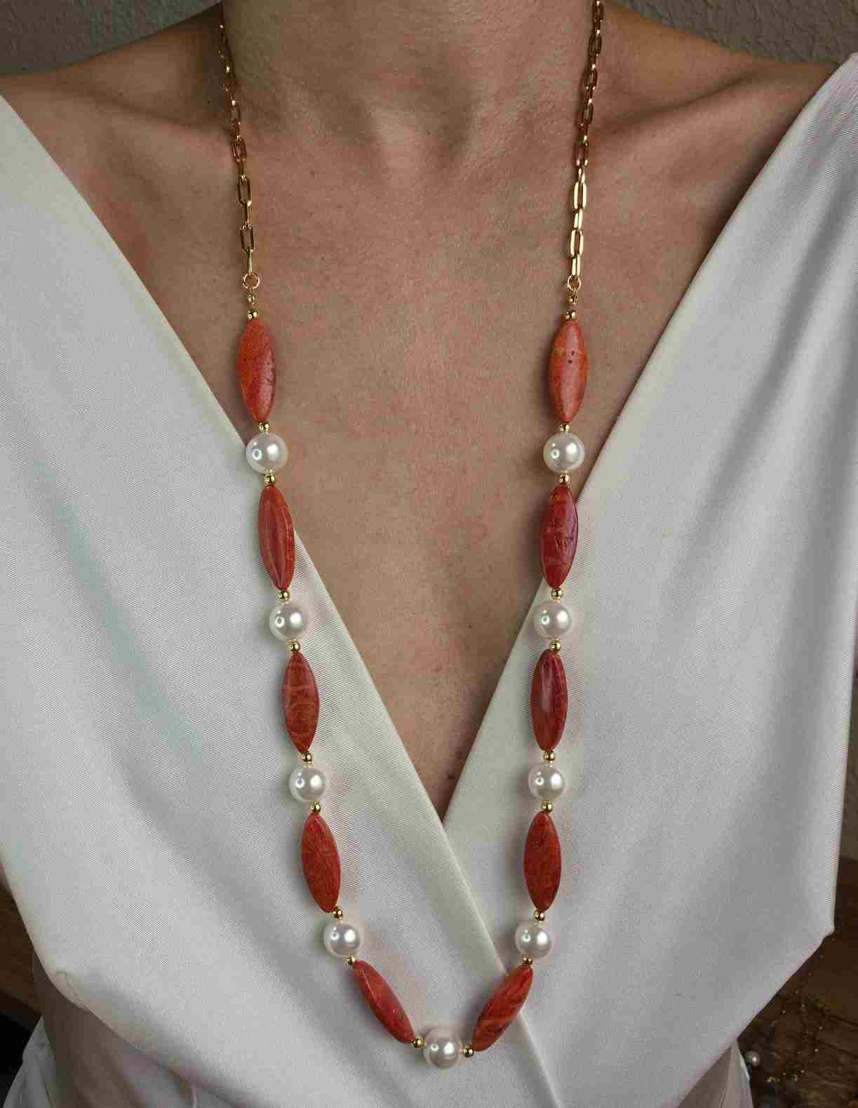 Colar longo corrente com coral podange e pérolas shell