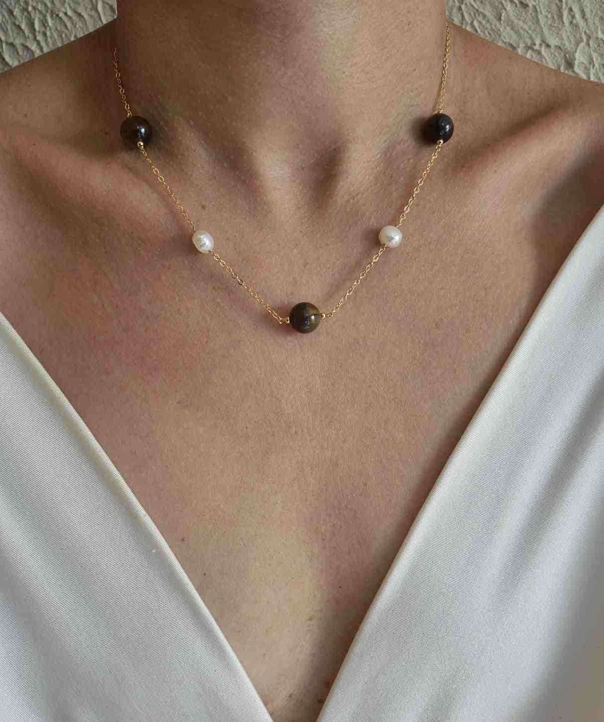 Colar olho de tigre e pérolas barrocas banhado a ouro 18k