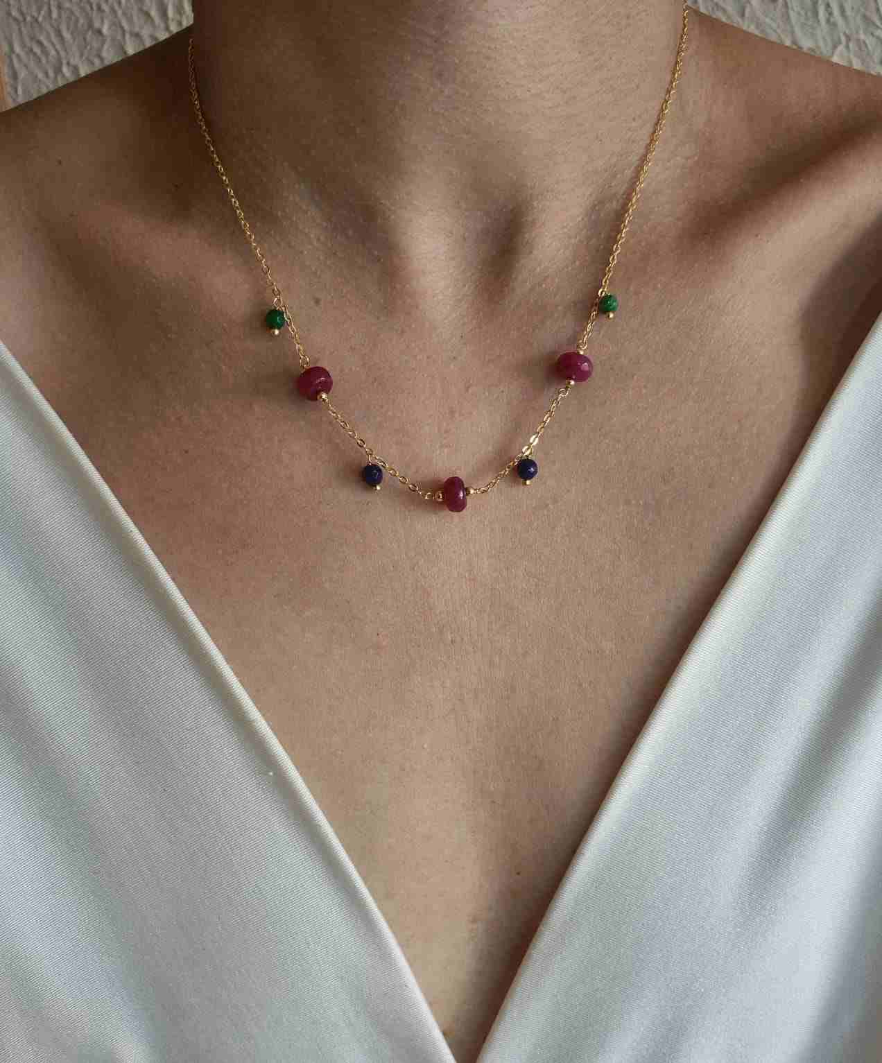 Colar  corrente banhada a ouro 18k e pedras tricolores