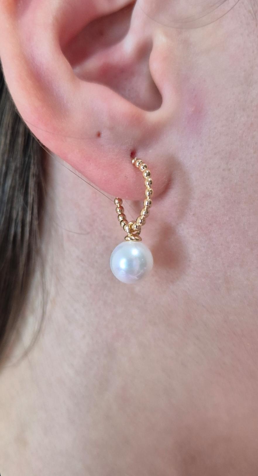 Brinco argola e pérola shell banhado a ouro 18k