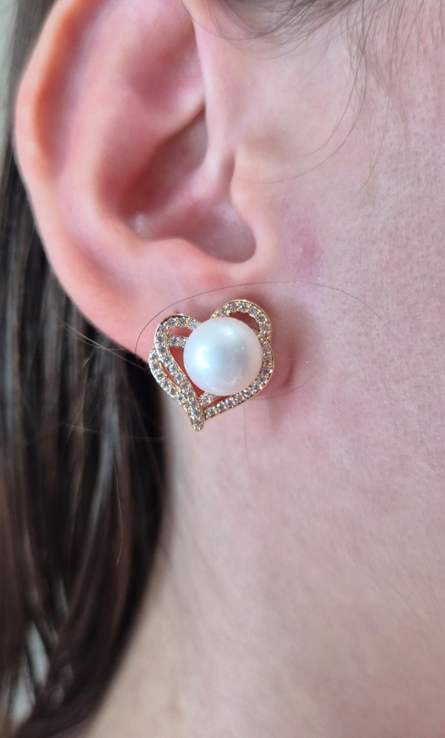 Brinco curvo cravejado com pérola shell banhado a ouro 18k