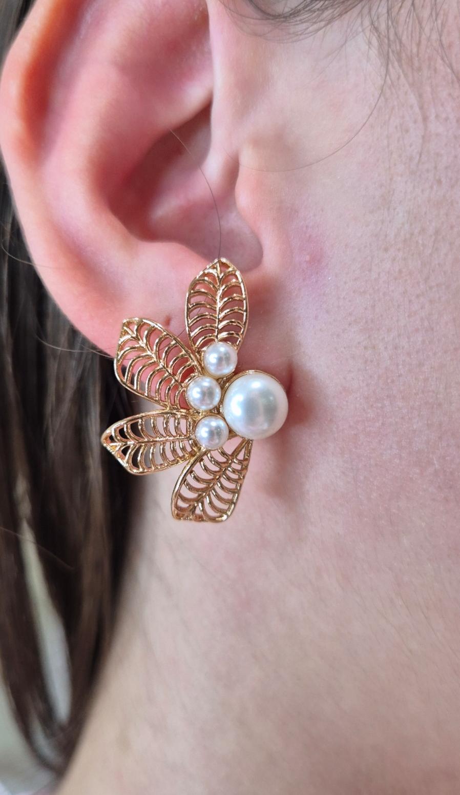 Brinco folhas e pérolas shell banhado a ouro 18k