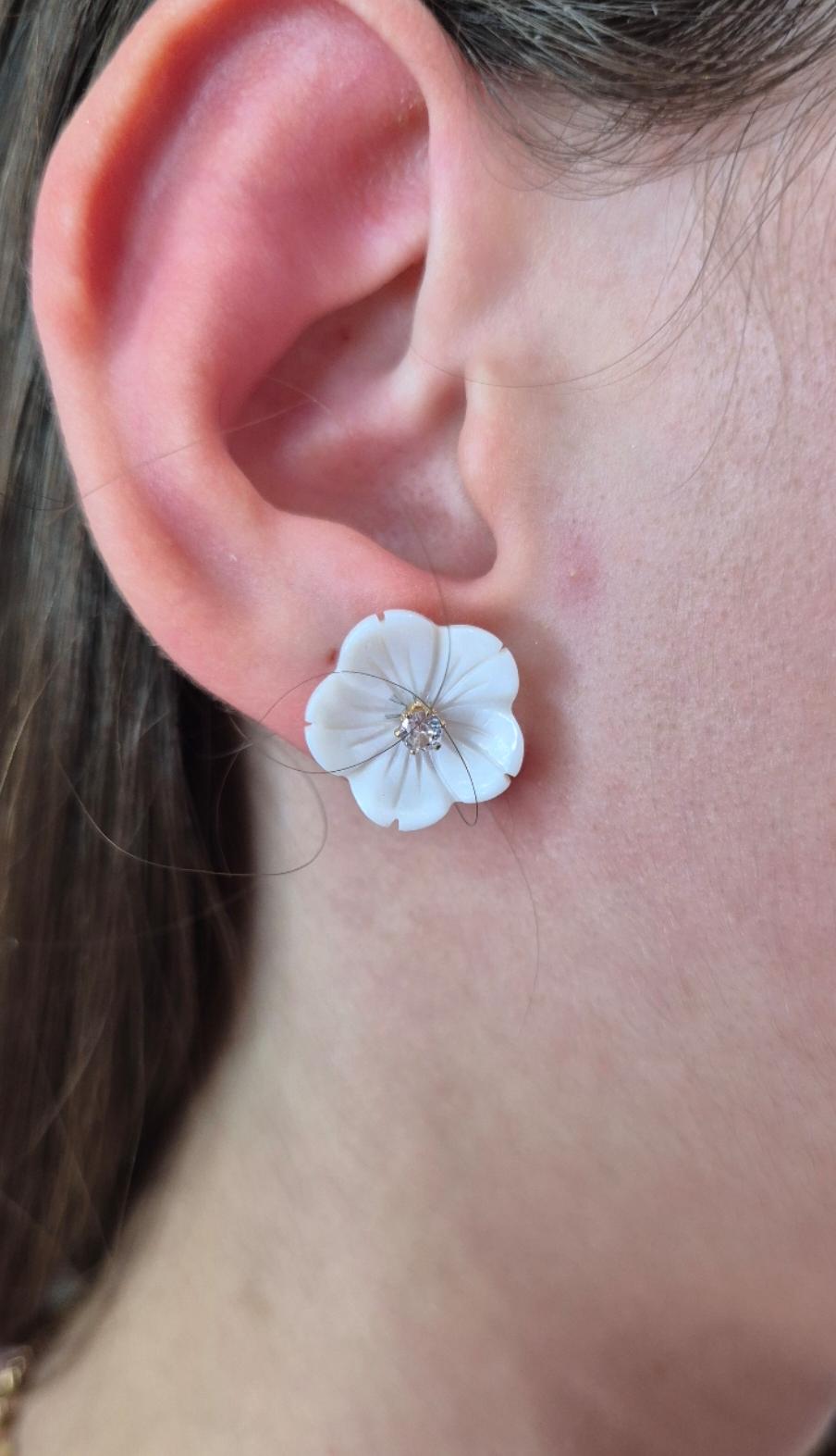 Brinco 2 em 1 flor madrepérola banhado a ouro 18k