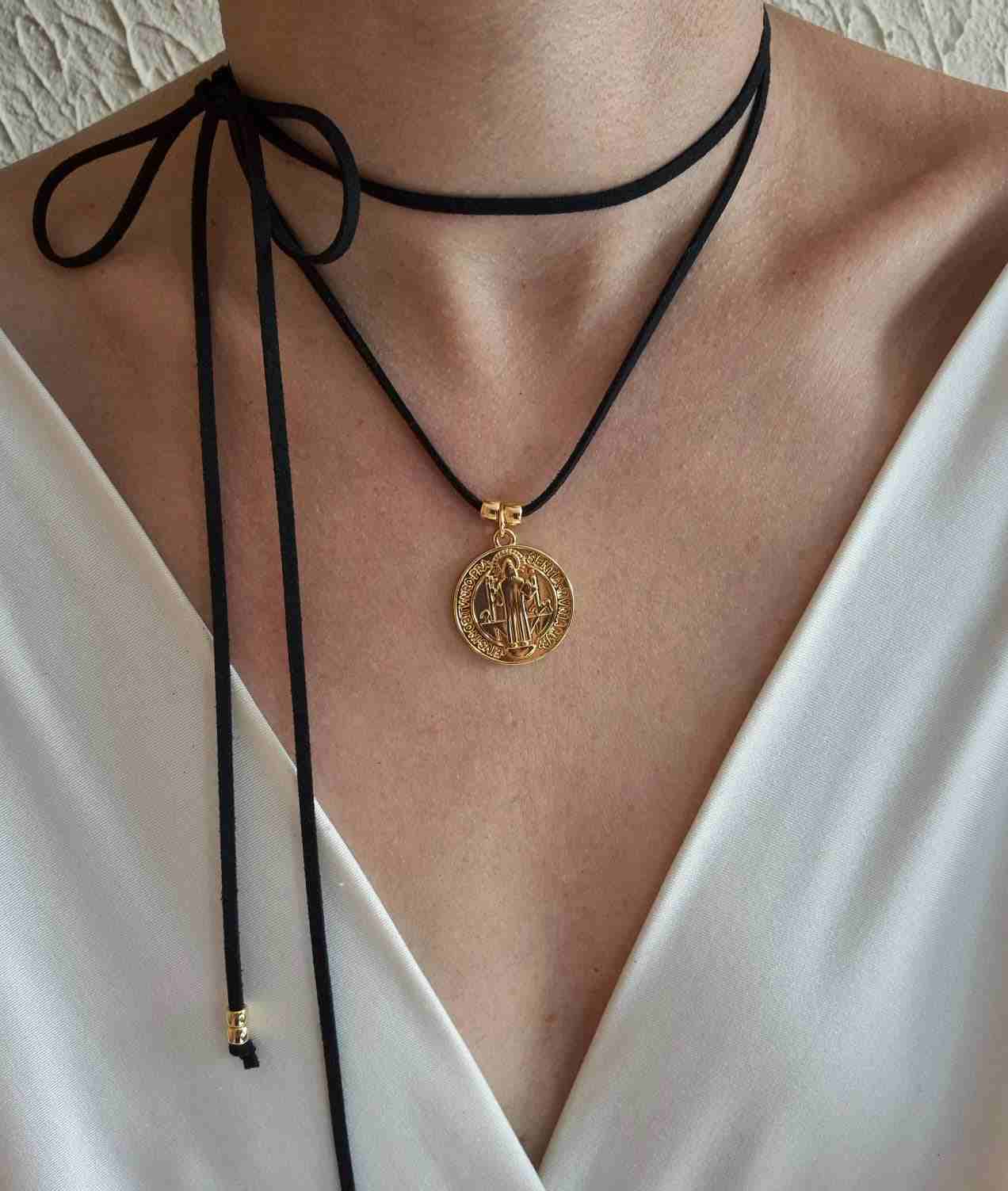 Cordão courinho preto e pingente medalha São Bento