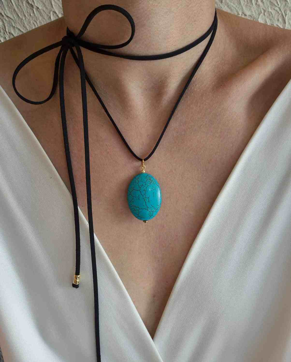 Cordão courinho preto e pingente howlita turquesa oval