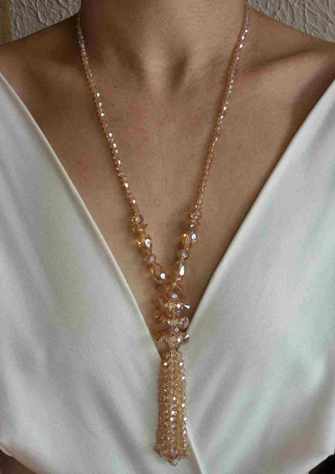 Colar longo cristais bege com tassel