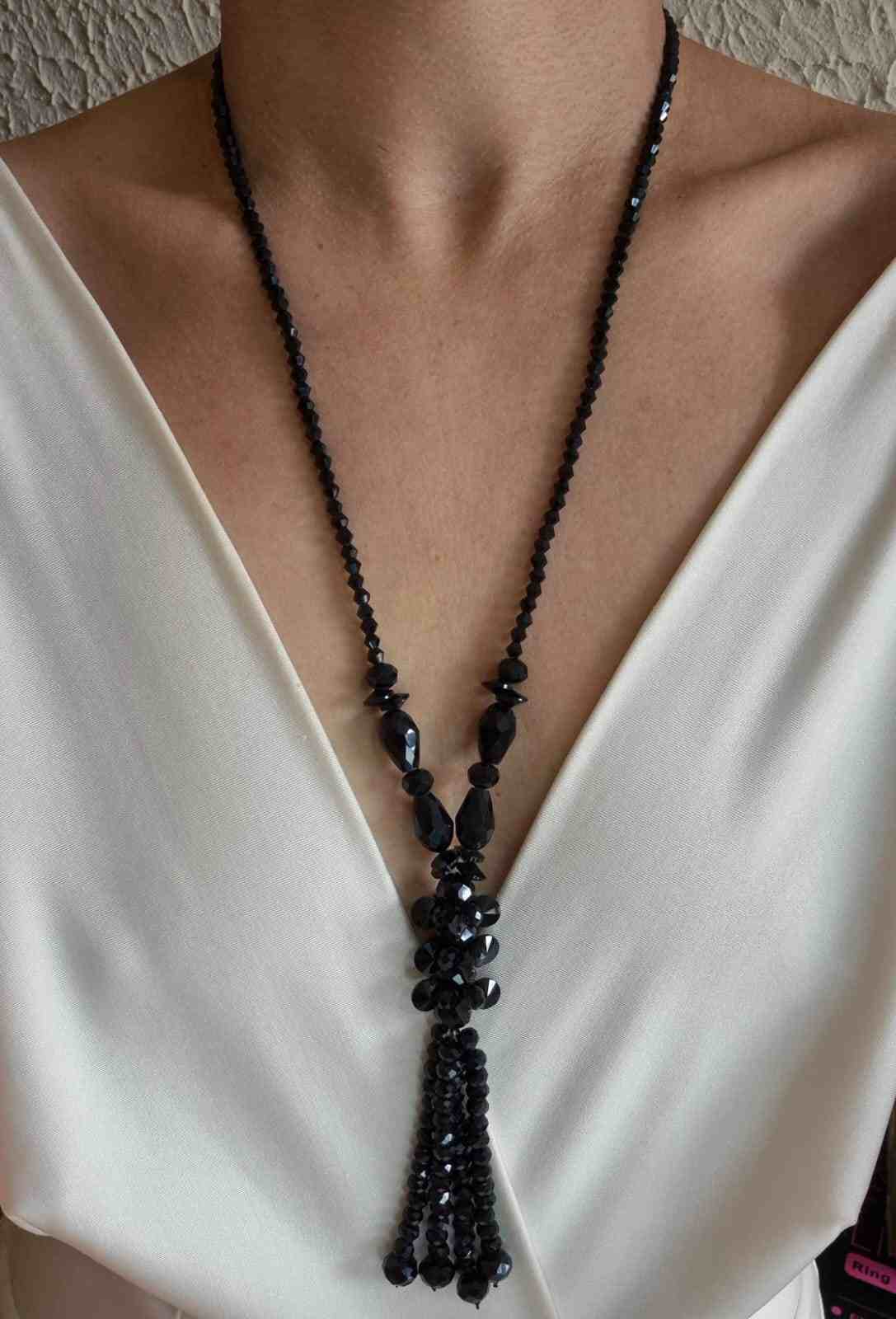 Colar longo cristais pretos com tassel