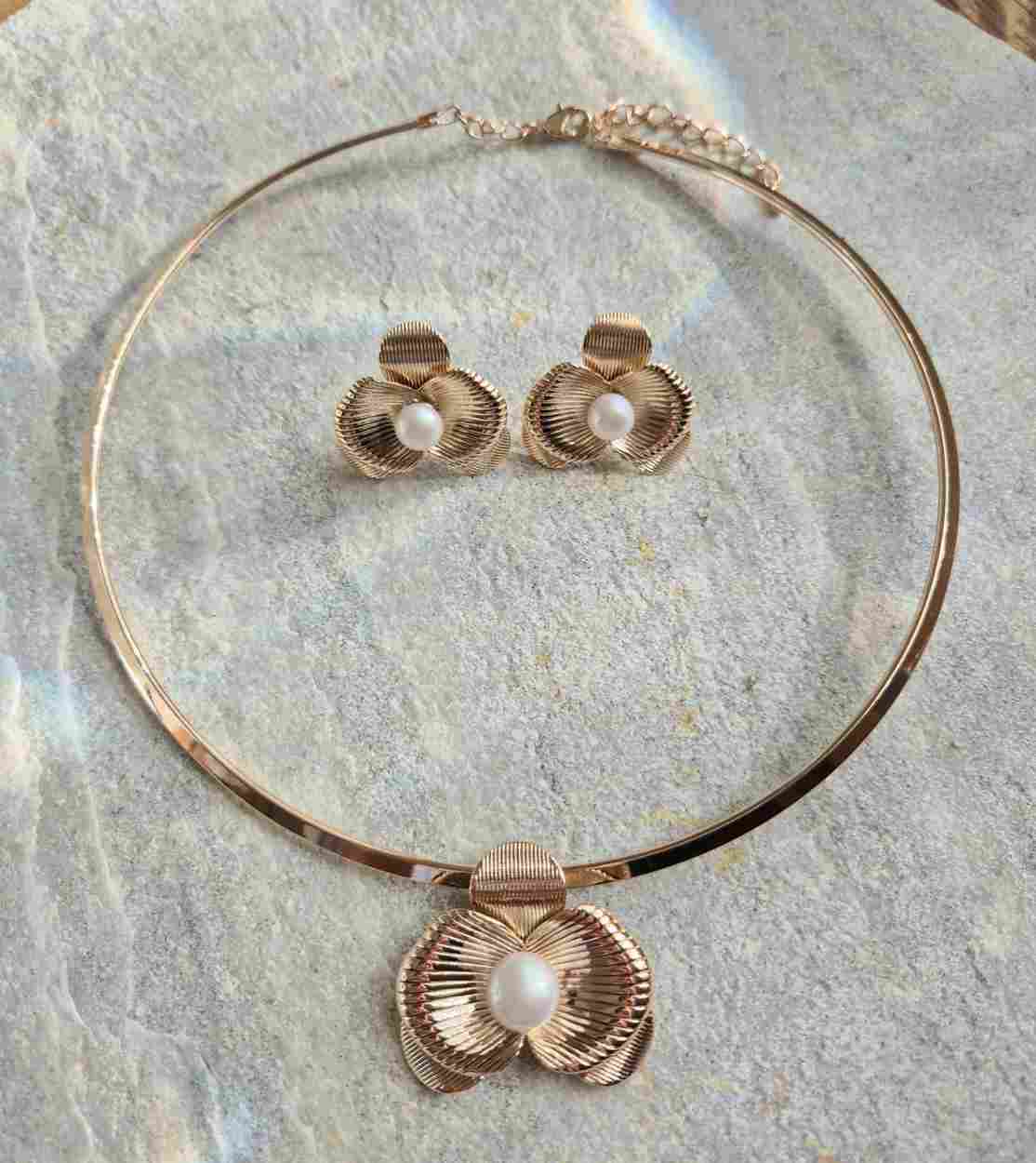 Conjunto aro e brinco orquídea banhado a ouro 18k