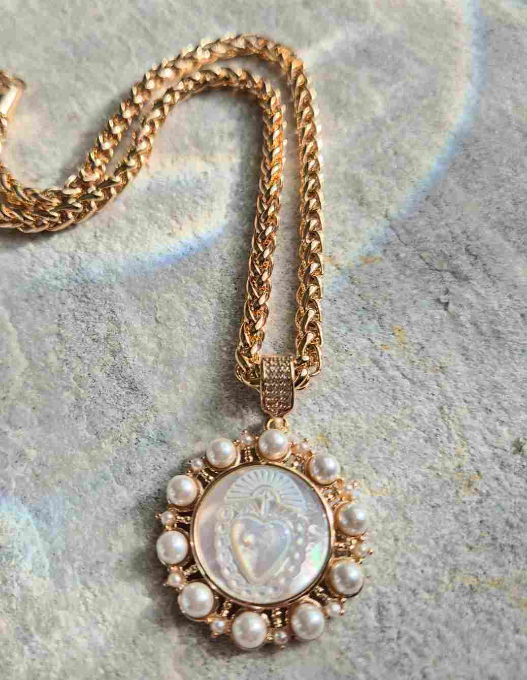 Colar pingente Sagrado coração madrepérola banhado a ouro 18k
