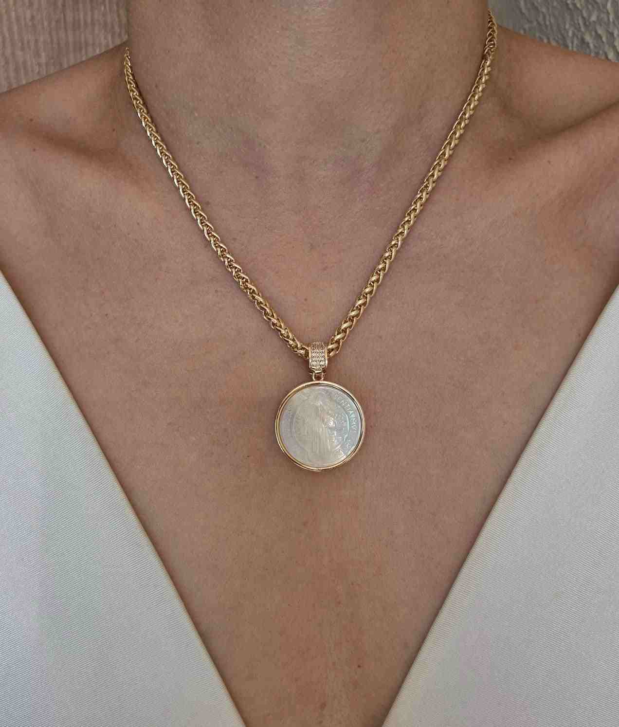 Colar pingente São Bento madrepérola banhado a ouro 18k