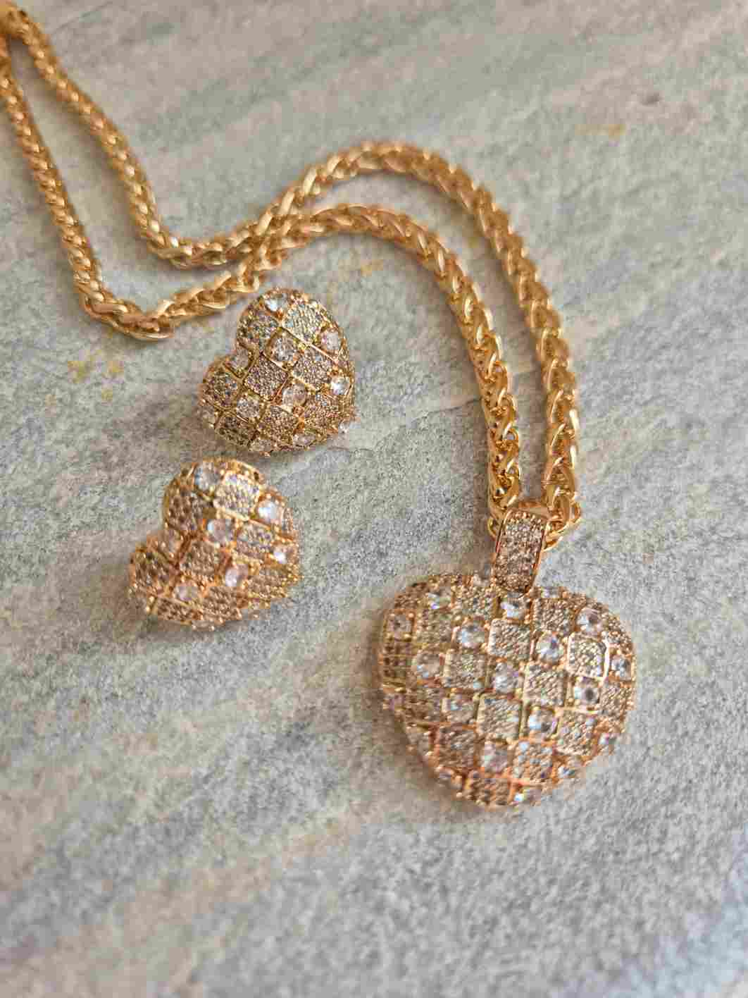 Conjunto colar e brinco coração cravejado banhado a ouro 18k