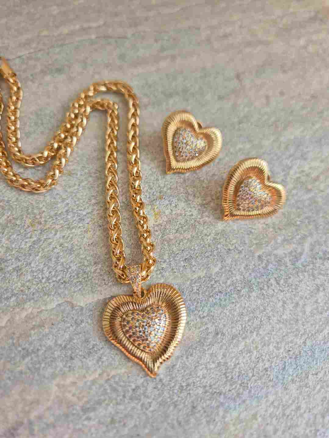 Conjunto colar e brinco coração orgânico banhado a ouro 18k